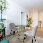 Tranquil & Stylish 1 Bedroom Flat With Private Balcony