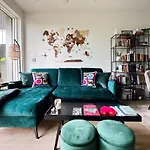 Tranquil & Stylish 1 Bedroom Flat With Private Balcony
