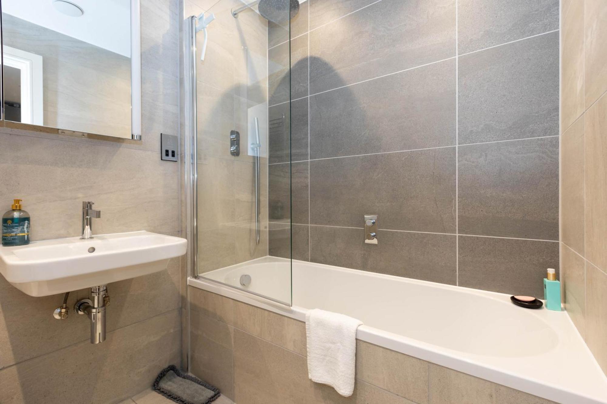 Tranquil & Stylish 1 Bedroom Flat With Private Balcony * Londres