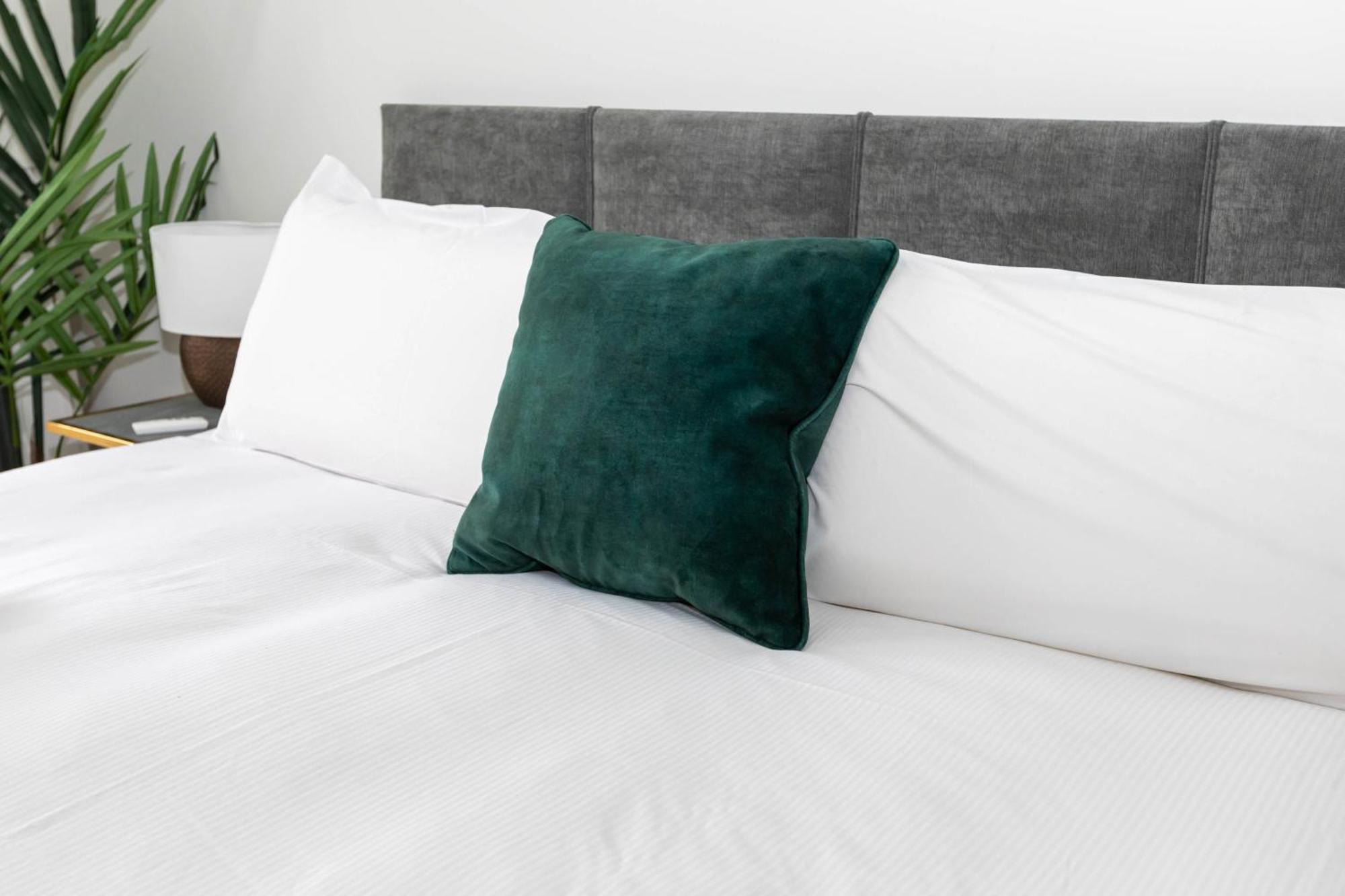 Tranquil & Stylish 1 Bedroom Flat With Private Balcony *